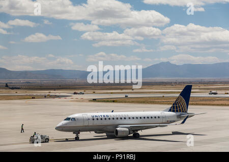 United Express Flugzeuge wird abgeschleppt, Flughafen, Albuquerque, New Mexico, USA Stockfoto