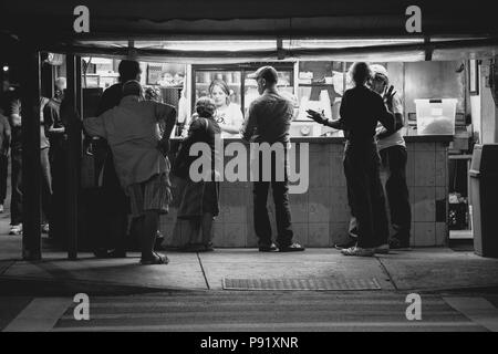 Eine Ecke essen und kubanischen Kaffee Spot in der Nähe von Little Havana, Miami bei Nacht. Stockfoto