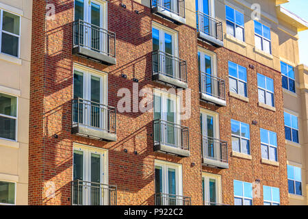 Aus rotem Backstein und Windows eine neue Konstruktion Stockfoto
