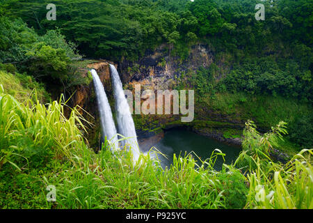 Majestic twin Wailua Wasserfälle auf Kauai, Hawaii Stockfoto