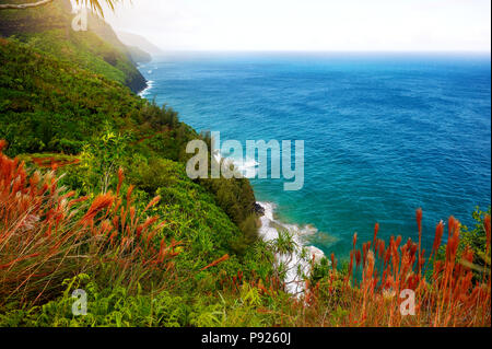 Einen atemberaubenden Blick auf die berühmte Kalalau Trail entlang der Na Pali Küste der Insel Kauai in Hawaii Stockfoto