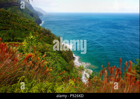 Einen atemberaubenden Blick auf die berühmte Kalalau Trail entlang der Na Pali Küste der Insel Kauai in Hawaii Stockfoto