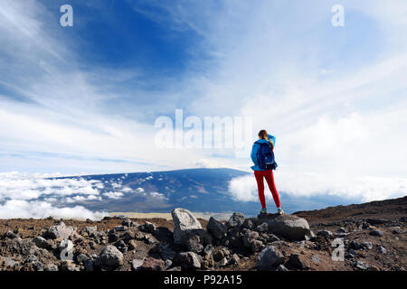 Touristen bewundern Sie die atemberaubende Aussicht auf Mauna Loa Vulkan auf der grossen Insel von Hawaii. Der größte Vulkan subaerial in beiden Masse und Volumen, Mauna Loa Stockfoto