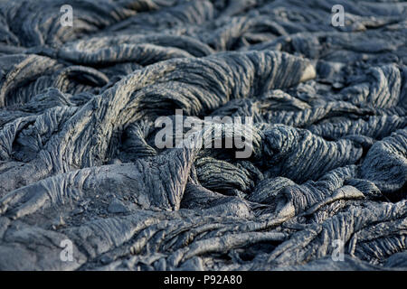 Glatte, wellige Oberfläche von gefrorenen Pahoehoe-lava. Frozen lava zerknittert in Tapestry - wie Falten und Rollen ähnlich twisted Seil auf der grossen Insel von Haw Stockfoto