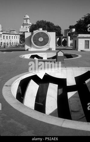 Astrologische Messgeräte am Observatorium von JAIPUR (Jantar Mantar), erbaut im Jahre 1728 - RAJASTHAN, Indien Stockfoto