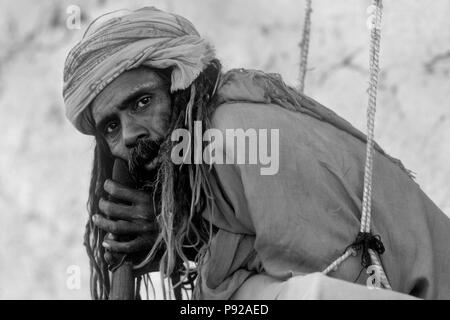 HINDU SADDHU in Swing mit der ENTSAGENDEN Gelübde, niemals auf dem Boden in der PUSHKAR CAMEL FAIR - Rajasthan, Indien legen Stockfoto