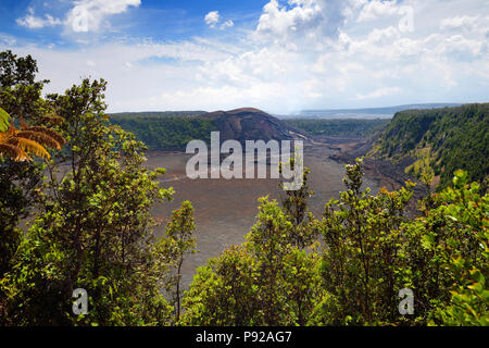 Atemberaubende Aussicht auf den Vulkan Kilauea Iki Krater Oberfläche mit zerbröckelnden Lavagestein in Volcanoes National Park in der Großen Insel von Hawaii, USA Stockfoto