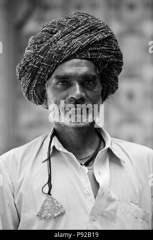 Ein traditionell Turban RAJASTHANI-Mann in MEHERANGARH FORT - JODHPUR, RAJASTHAN, Indien Stockfoto