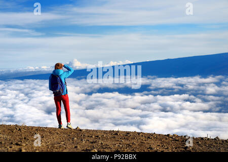 Touristen bewundern Sie die atemberaubende Aussicht von der Mauna Kea, einem schlafenden Vulkan auf der Insel Hawaii. Der Gipfel des Mauna Kea Peak ist der höchste Punkt in Stockfoto