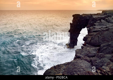 Holei Sea Arch bei Sonnenuntergang. Natural Arch ist das Ende der Kette der Krater Road im Volcanoes National Park auf der grossen Insel von Hawaii, Stockfoto