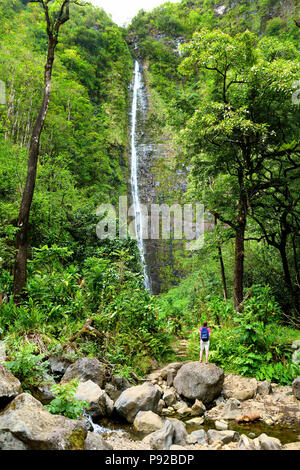 Junge weibliche Touristen wandern zu den berühmten Waimoku fällt an der Spitze des Pipiwai Trail, über Sieben Heiligen Pools auf der Straße nach Hana. Maui, Hawaii, Stockfoto