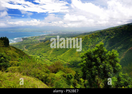 Atemberaubende Landschaft Blick von waihee Ridge Trail gesehen, mit Blick auf Kahului und Haleakala, Maui, Hawaii, USA Stockfoto