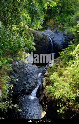 Zwei Wasserfälle und Wasser Pfütze entlang der Pipiwai Trail in den Haleakala National Park, Maui, Hawaii, USA Stockfoto