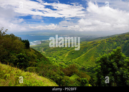 Atemberaubende Landschaft Blick von waihee Ridge Trail gesehen, mit Blick auf Kahului und Haleakala, Maui, Hawaii, USA Stockfoto