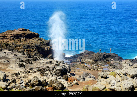 Touristen bewundern die Nakalele blowhole an der Küste von Maui. Ein Strahl von Wasser und Luft ist heftig, durch das Loch in den Felsen gezwungen. Hawaii, U Stockfoto