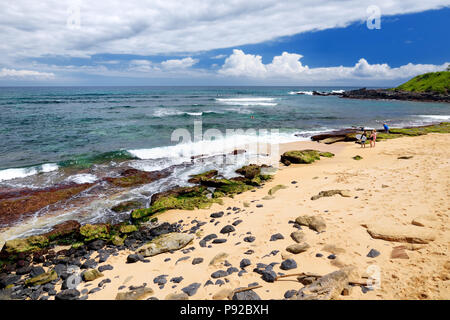 Berühmte Hookipa Beach, beliebte Surfen spot mit einem weißen Sandstrand, Picknickplätze und Pavillons gefüllt. Maui, Hawaii, USA. Stockfoto