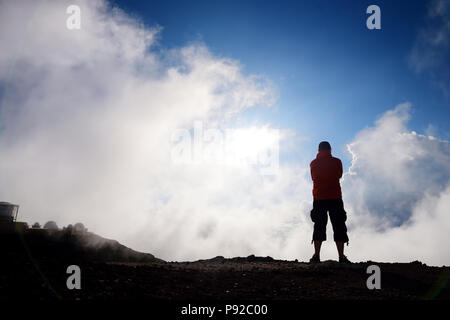 Touristische Wanderungen in Haleakala Krater auf der Sliding Sands Trail. Schöne Aussicht auf den Kraterboden und Wolken unten. Maui, Hawaii, USA. Stockfoto