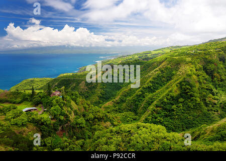 Atemberaubende Landschaft Blick von waihee Ridge Trail gesehen, mit Blick auf Kahului und Haleakala, Maui, Hawaii, USA Stockfoto