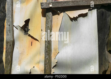 Hintergrund Oberfläche der alten, braunen, grauen rostige Wand aus Gummi und ruberoid Stockfoto