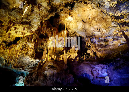 Die Innenseite der Kumistavi Höhle, wie Prometheus Höhle, eine der natürlichen Georgiens Wunder voller Stalaktiten, Stalagmiten, Vorhänge, versteinerte Wasserfälle Stockfoto