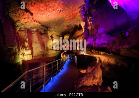 Die Innenseite der Kumistavi Höhle, wie Prometheus Höhle, eine der natürlichen Georgiens Wunder voller Stalaktiten, Stalagmiten, Vorhänge, versteinerte Wasserfälle Stockfoto