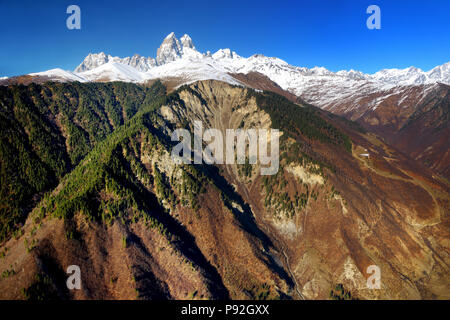 Spektakuläre Berg Ushba, am Südhang des Causacus Berge, Blick vom Berg in Hatsvali Zuruldi, obere Region Swanetien in Georgien. La Stockfoto