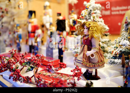 Weihnachten Puppe am Weihnachtsmarkt in Vilnius, Litauen verkauft. Dekoriert und beleuchtet Shopping steht mit einer Vielzahl an Weihnachten Spielzeug. Stockfoto