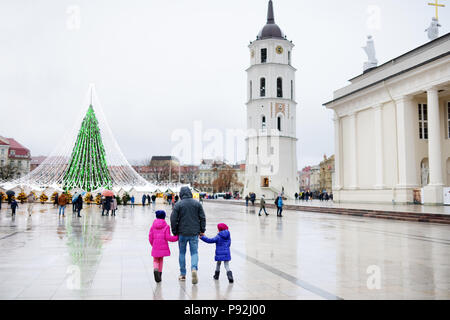 Familie mit drei ihrer Zeit von den Weihnachtsbaum in Vilnius, Litauen genießen. Feiern Weihnachten Urlaub in Baltischen Staaten. Reisen im Winter. Stockfoto