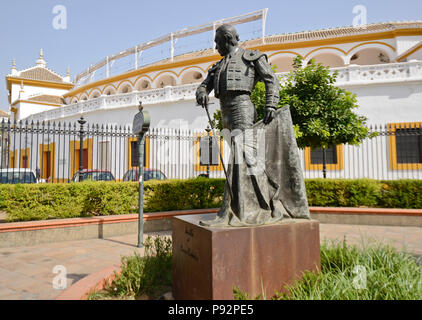 Matador Curro Romero Statue. Plaza de Toros de la Maestranza, Sevilla, Spanien (Sevilla - España) Stockfoto