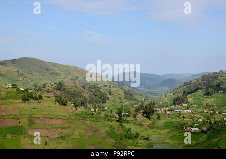 Blick durch ein Tal von Landschaft und Ackerland von Uganda in Richtung Hügel und Berge. Uganda, Ostafrika Stockfoto