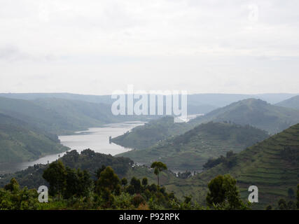 Foto Landschaft aus Hügeln, in einem Tal mit gewundenen Fluss durch läuft, Uganda, Afrika Stockfoto