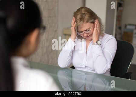 Frau weinen nach aus Job im Amt gefeuert Stockfoto
