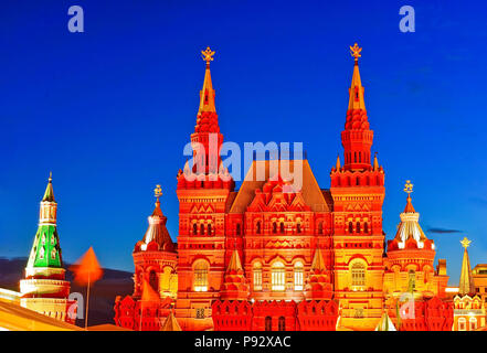 Blick auf die Staatlichen Historischen Museum auf dem Roten Platz in Moskau bei Dämmerung. Stockfoto