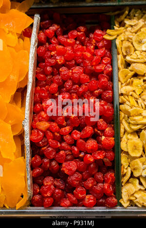 Trockene Frucht der verschiedenen Art befindet sich in einem Markt verkauft. Stockfoto