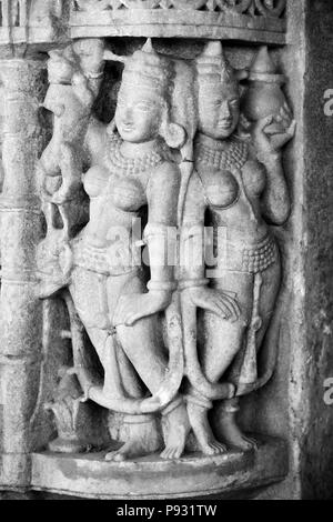 Himmlische DIVAS sind aus weißem Marmor auf einem der 1444 Säulen der CHAUMUKHA MANDIR Jain Tempel von RANAKPUR im Pali Bezirk o entfernt geschnitzt Stockfoto