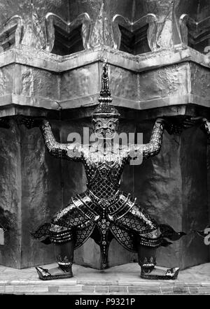 Statue des BUDDHISTISCHEN DIETIE Unterstützung ein Tempel im Wat Phra Keo im GRAND PALACE - BANGKOK, THAILAND Stockfoto