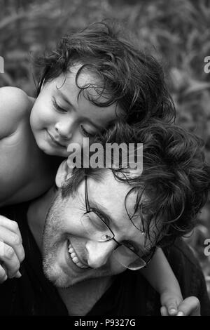 Eine halbe Thai halbe amerikanische Kind mit seinem Vater