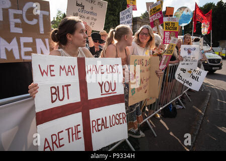 Die wichtigsten Tore, Blenheim Palace, Oxfordshire, UK. 12. Juli 2018. Hunderte von Anti-Trump Demonstranten versammeln sich in der Nähe der Tore von Blenheim Palace, in dem t Stockfoto