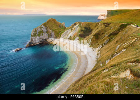 Man O' War Bucht an der Küste von Dorset im Süden von England zwischen den Landzungen von Durdle Door im Westen und Man O Krieg Kopf im Osten, Dorset, Engla Stockfoto