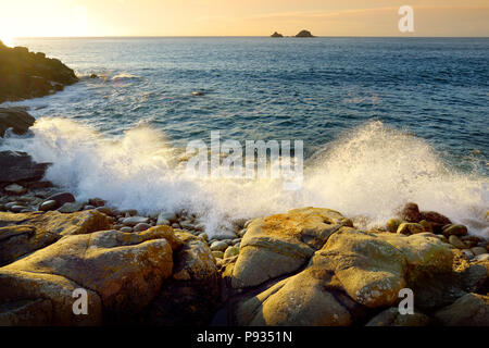 Riesige Wellen brechen auf einem felsigen Strand über Porth Nanven im Babybett Tal von Cornwall, England Stockfoto