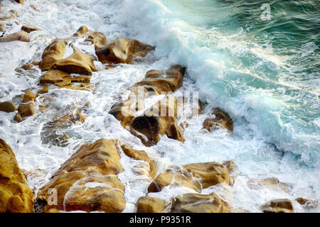 Riesige Wellen brechen auf einem felsigen Strand über Porth Nanven im Babybett Tal von Cornwall, England Stockfoto