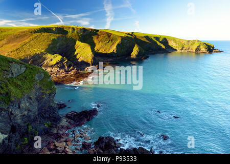 Malerische robuste kornischen Küste in der Nähe von Port Isaac historische Fischerdorf auf der sonnigen Morgen, Cornwall, England Stockfoto