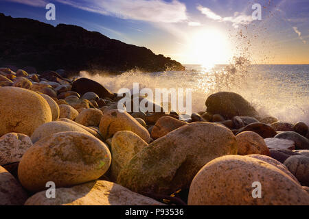 Riesige Wellen brechen auf einem felsigen Strand über Porth Nanven im Babybett Tal von Cornwall, England Stockfoto