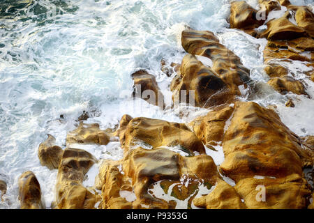 Riesige Wellen brechen auf einem felsigen Strand über Porth Nanven im Babybett Tal von Cornwall, England Stockfoto