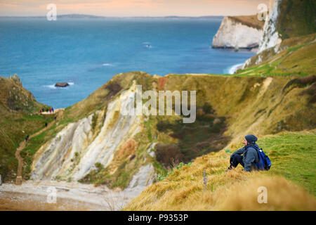 Touristische genießen Blick auf Man O' War Bucht an der Küste von Dorset im Süden von England zwischen den Landzungen von Durdle Door im Westen und Man O Krieg Head t Stockfoto