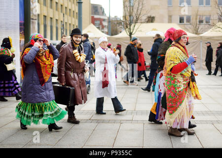 VILNIUS, LITAUEN - 25. FEBRUAR 2017: Hunderte von Menschen feiern Uzgavenes, eine Litauische jährliche Folk Festival statt vor Ostern. Teilnehmer Stockfoto