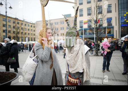 VILNIUS, LITAUEN - 25. FEBRUAR 2017: Hunderte von Menschen feiern Uzgavenes, eine Litauische jährliche Folk Festival statt vor Ostern. Teilnehmer Stockfoto