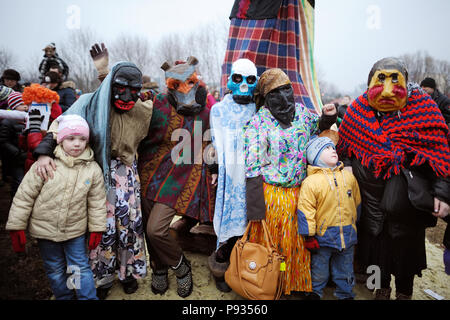 VILNIUS, LITAUEN - 25. FEBRUAR 2017: Hunderte von Menschen feiern Uzgavenes, eine Litauische jährliche Folk Festival statt vor Ostern. Teilnehmer Stockfoto