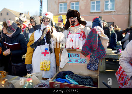 VILNIUS, LITAUEN - 25. FEBRUAR 2017: Hunderte von Menschen feiern Uzgavenes, eine Litauische jährliche Folk Festival statt vor Ostern. Teilnehmer Stockfoto