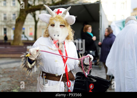 VILNIUS, LITAUEN - 25. FEBRUAR 2017: Hunderte von Menschen feiern Uzgavenes, eine Litauische jährliche Folk Festival statt vor Ostern. Teilnehmer Stockfoto